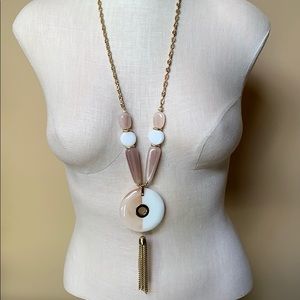 🔆Long necklace with beige/pink beads  and pendant